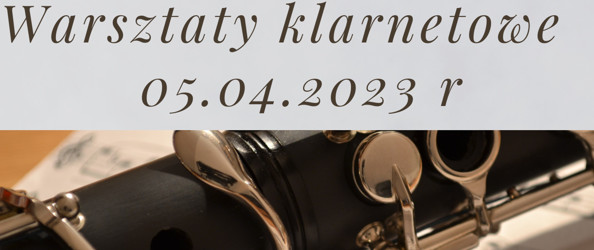 Grafika przedstawia wycinek fotografii klarnetu oraz duży napis w pastelowym kolorze "warsztaty klarnetowe" oraz datę wydarzenia