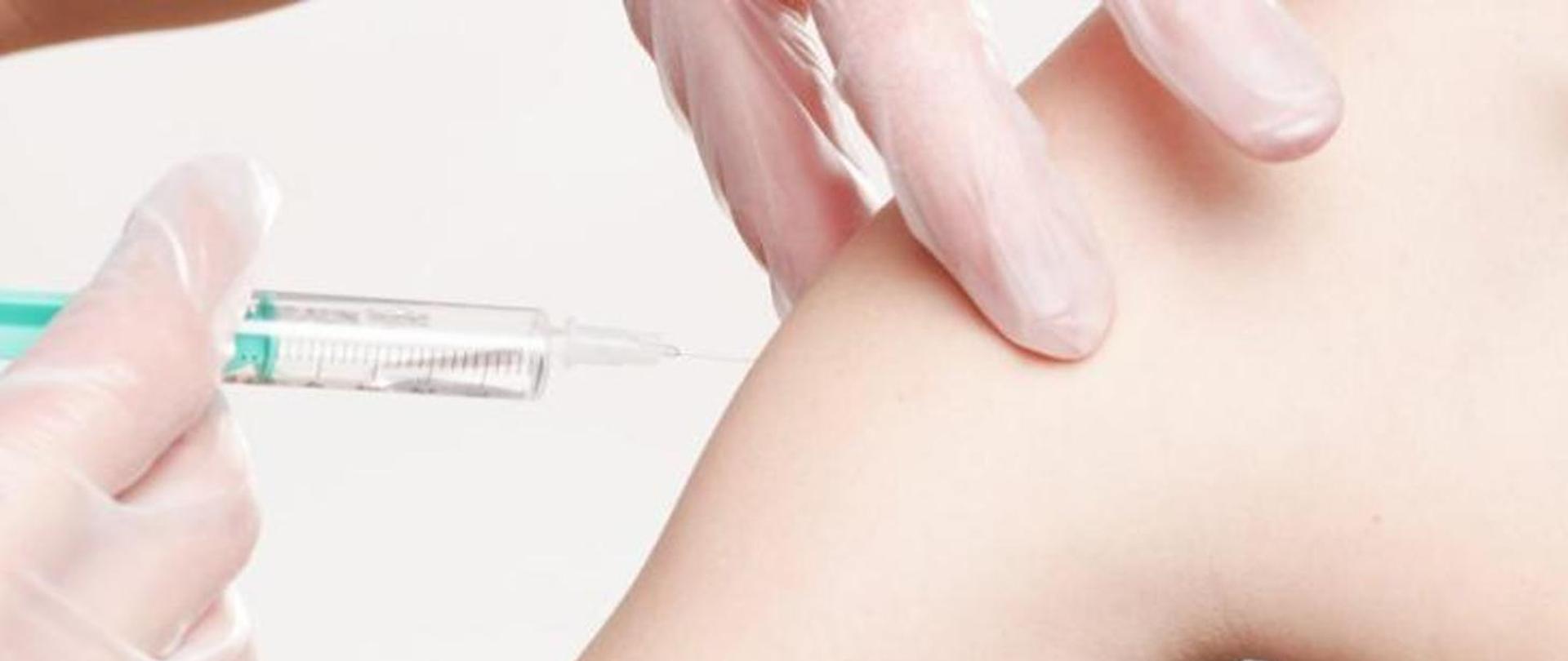 strzykawka wkłuta w ramię