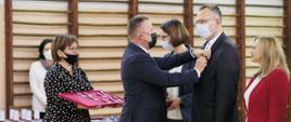 Wicewojewoda łódzki Karol Młynarczyk wręcza nauczycielom Medale za Długoletnią Służbę oraz Medale Komisji Edukacji Narodowej