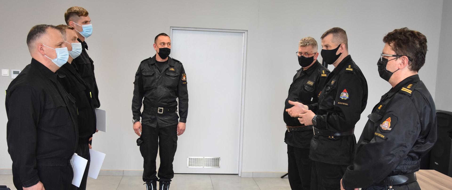 Zdjęcie przedstawia 7 strażaków w maseczkach zakrywających nos i usta