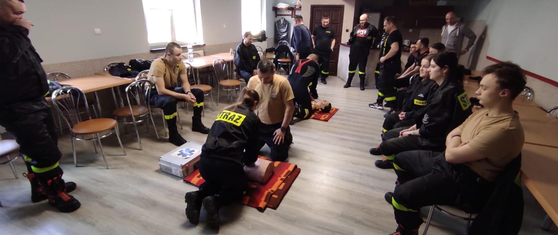 Zdjęcie przedstawia funkcjonariuszy Komendy Powiatowej Państwowej Straży Pożarnej w Lesku oraz druhów Ochotniczych Straży Pożarnych z terenu powiatu leskiego podczas szkolenia podstawowego strażaków OSP.