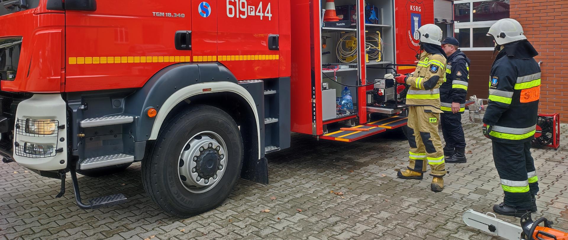 Na zdjęciu pojazd gaśniczy OSP Nowe Miasto nad Wartą oraz strażacy podczas przeglądu technicznego OSP