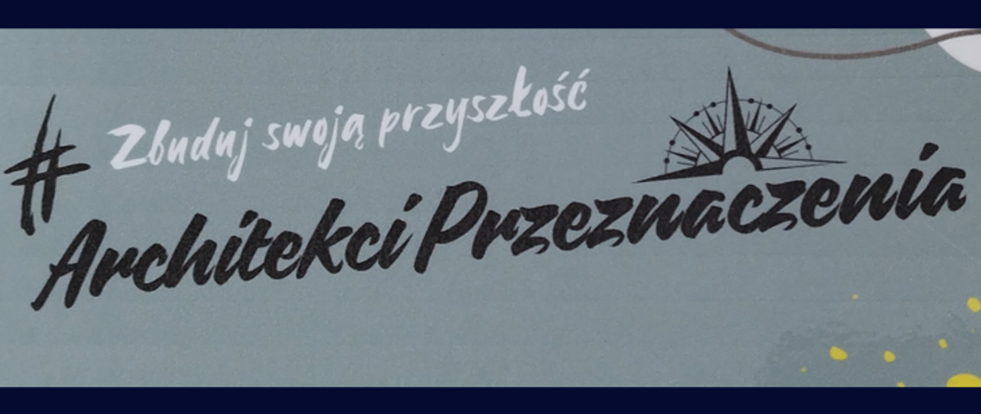 Obraz przedstawia grafikę o motywacyjnym charakterze utrzymaną w szaro-niebieskiej kolorystyce. W centrum znajduje się dynamiczny napis w języku polskim: „#Zbuduj swoją przyszłość Architekci Przeznaczenia”, wykonany czarną i białą czcionką przypominającą pismo odręczne. Obok tekstu widnieje symbol róży wiatrów, a w tle dostrzec można subtelne, abstrakcyjne detale, takie jak żółte kropki i cienkie linie, które nadają całości nowoczesny i inspirujący wygląd.
