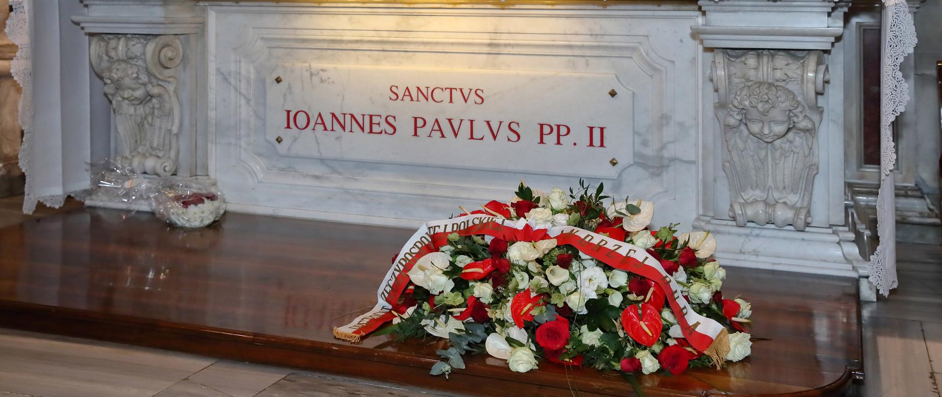 18/05/2020 Vatican Basilica. Wreath from the President of the Republic of Poland Andrzej Duda laid at the tomb of St. John Paul II on the day of his 100th birthday.