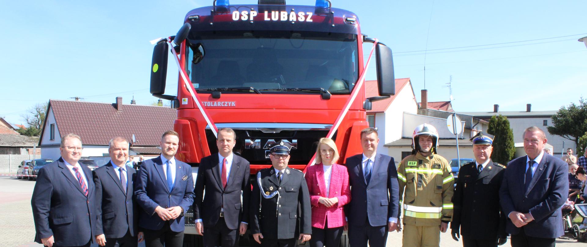 wspólne zdjecie po przekazaniu