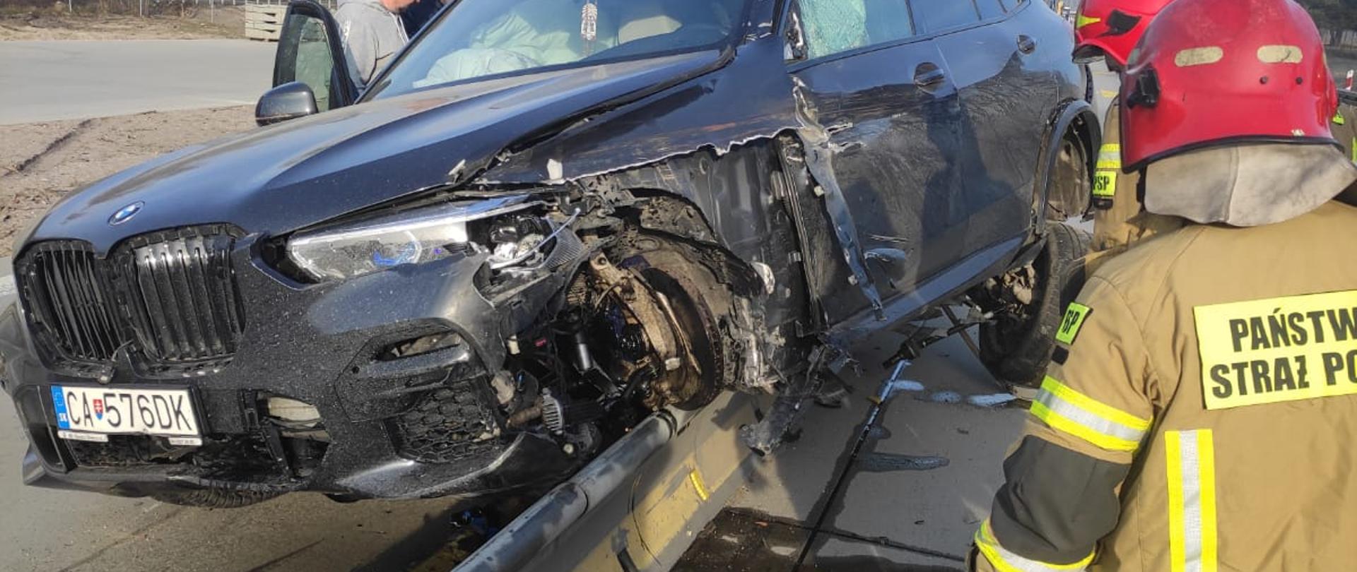 Na drodze krajowej numer 18, na barierki najechał samochód osobowy i zawisł. 