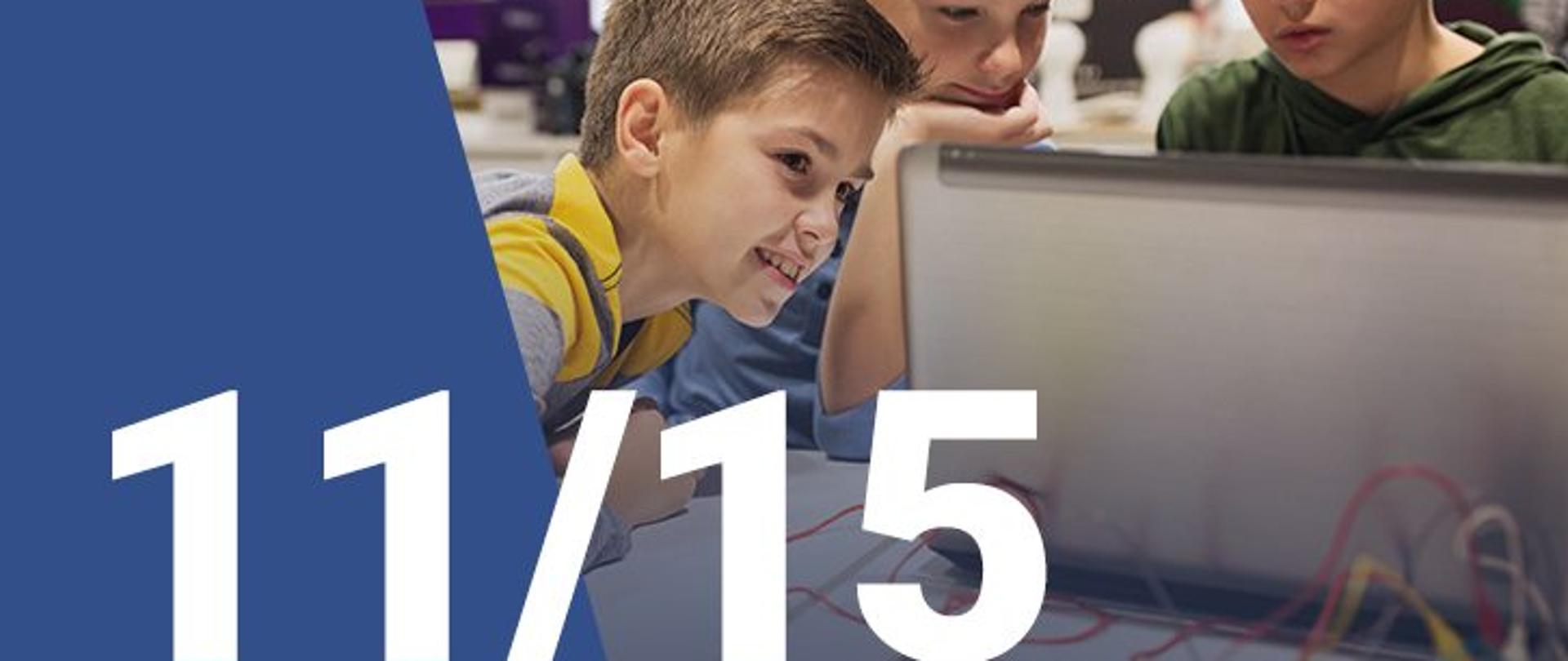 Na zdjęciu widzimy trzech chłopców patrzących na ekran laptopa. W dolnym lewym rogu widoczna jest numeracja zdjęcia (11/15)