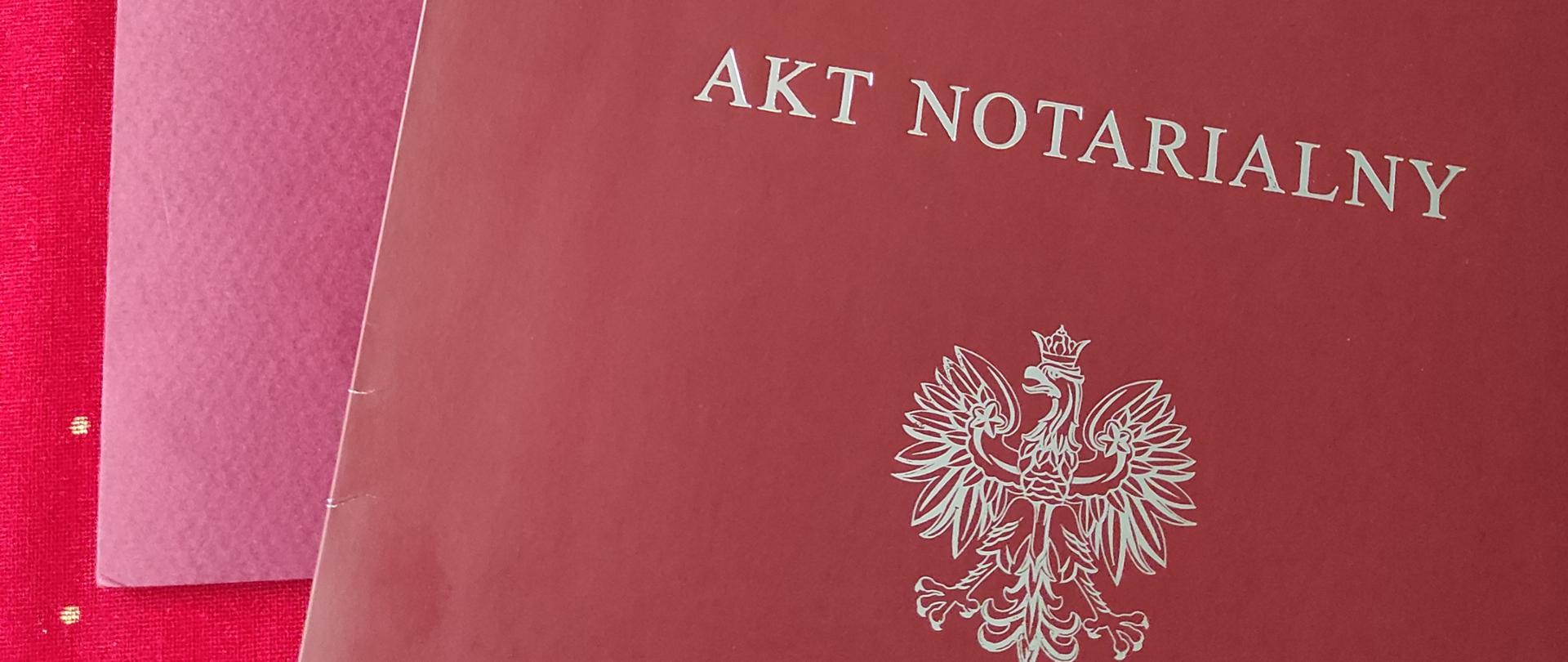 zdjęcie przedstawia bordowe oprawy dokumentów, w tym aktu notarialnego zakupu nieruchomości wraz z budynkiem i docelowym zagospodarowaniem terenu, a tym samym przeznaczeniem nowo zakupionego budynku na potrzeby Państwowej Szkoły Muzycznej I i II stopnia im. Mieczysława Karłowicza w Mielcu