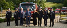 Na zdjęciu widoczni od lewej: Naczelnik OSP Swoszowa dh Krzysztof Garncarz, Skarbnik OSP Swoszowa dh Damian Niemiec, Prezes Zarządu Wojewódzkiego Funduszu Ochrony Środowiska i Gospodarki Wodnej w Krakowie Kazimierz Koprowski, Poseł na Sejm RP Wiesław Krajewski, radna gminy Szerzyny Elżbieta Pancerz, zastępca Małopolskiego Komendanta Wojewódzkiego PSP bryg. Przemysław Przęczek, Komendant Miejski PSP w Tarnowie st. bryg. Krzysztof Gładysz, Wójt Gminy Szerzyny Grzegorz Gotfryd.
Za nimi stoi przekazany jednostce OSP w Swoszowej samochód ratowniczo-gaśniczy.