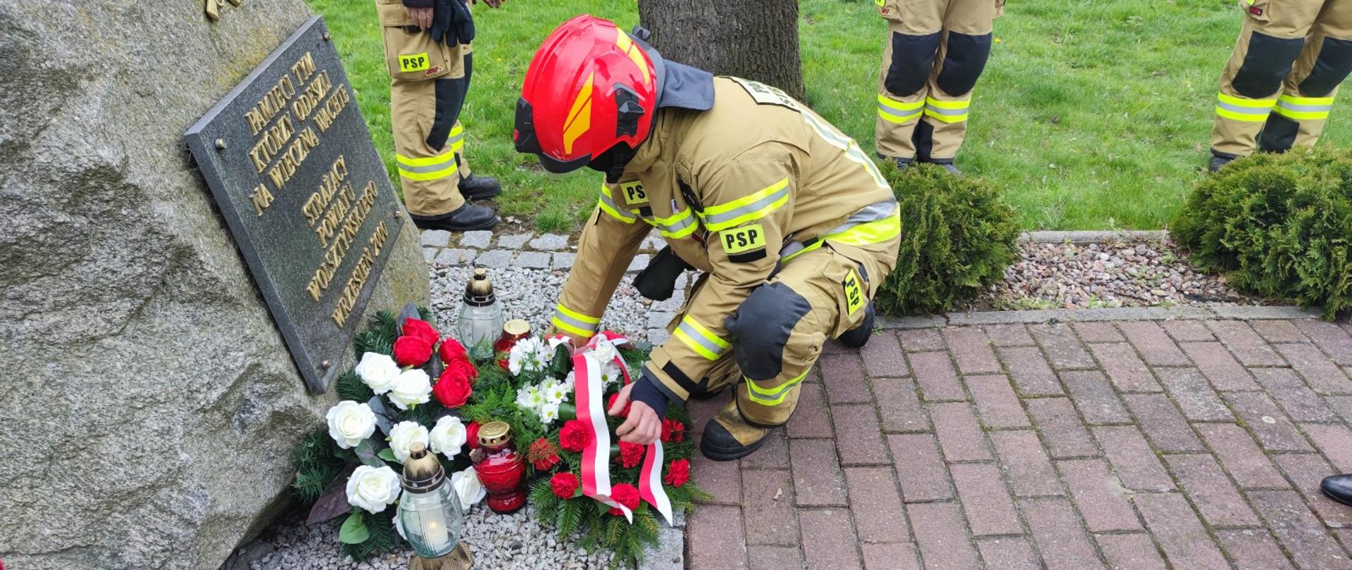 Strażak, pomnik, kwiaty