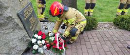 Strażak, pomnik, kwiaty