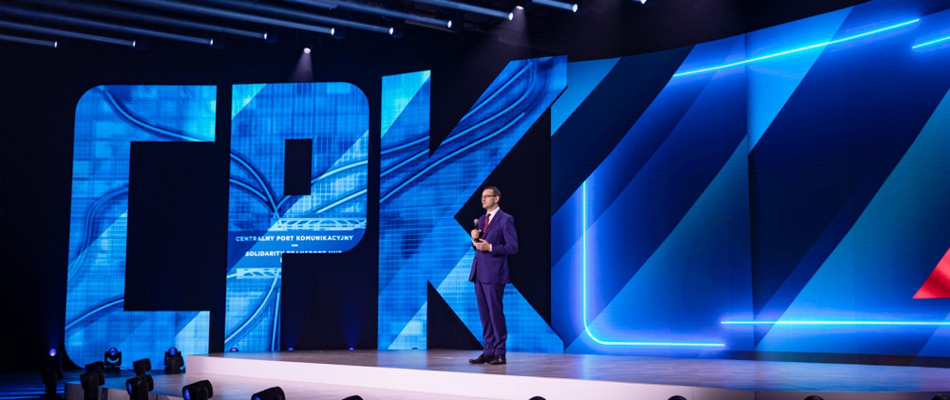 Premier Mateusz Morawiecki na tle napisu: CPK.