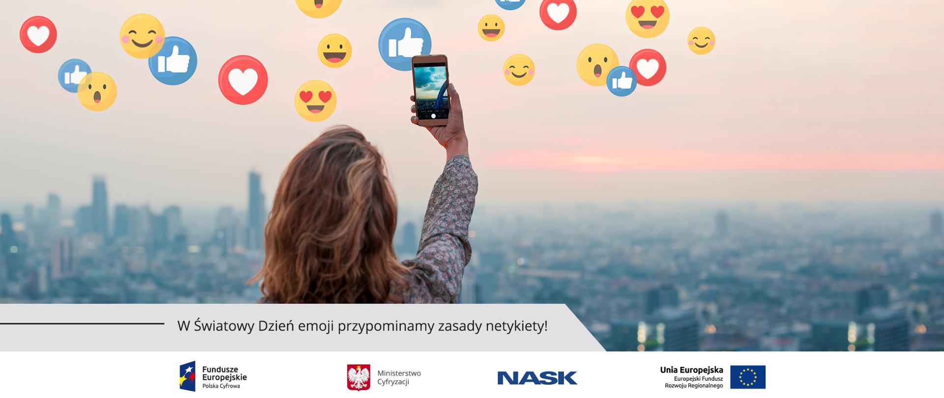 Kobieta robiąca sobie selfie. Przed nią panorama miasta i symbole emotikonów. Na dole napis: W Światowy Dzień emoji przypominamy zasady netykiety!