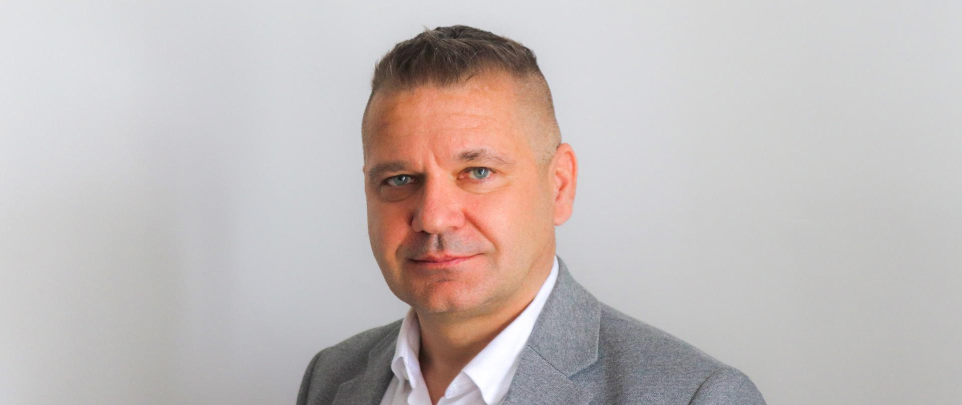 Portret mężczyzny na szarym tle