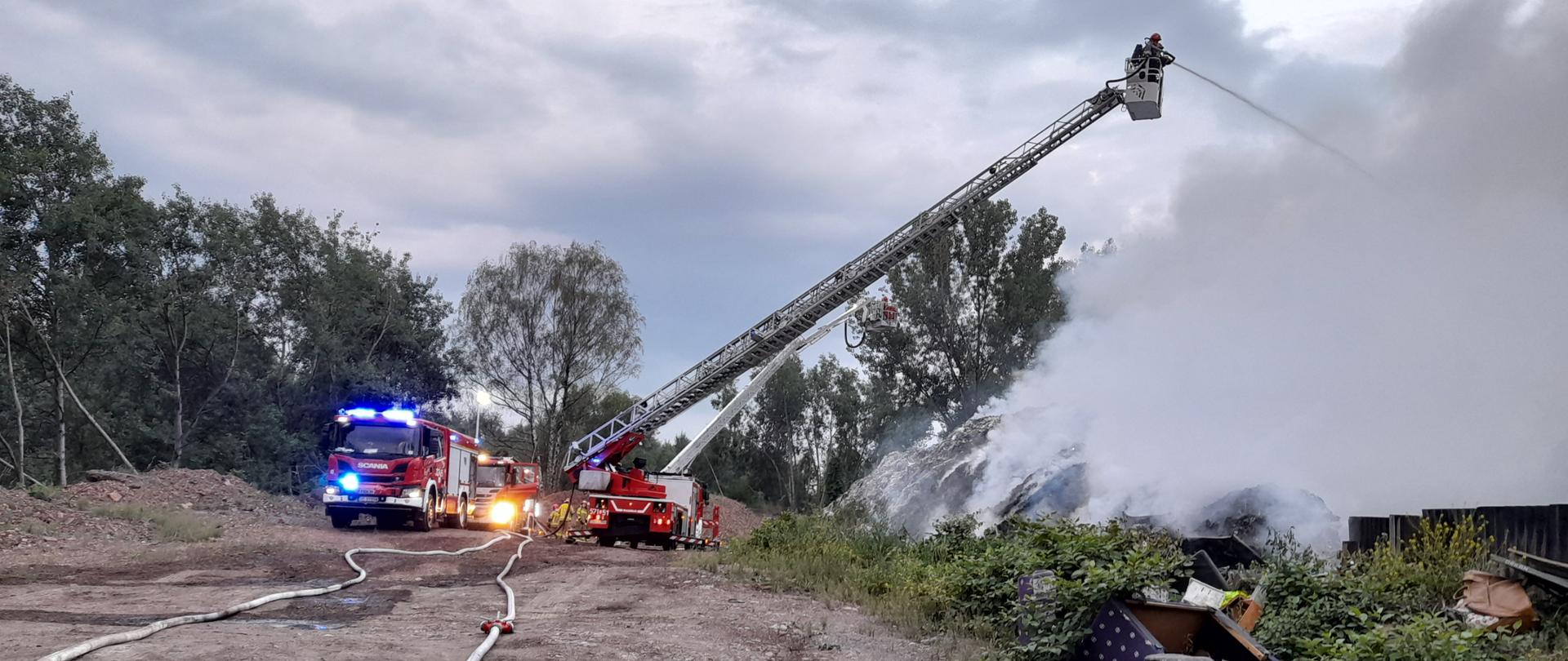 SCD 37 oraz SHD z których podawane są prądy wody, także na zdjęciu dwa samochody gaśnicze