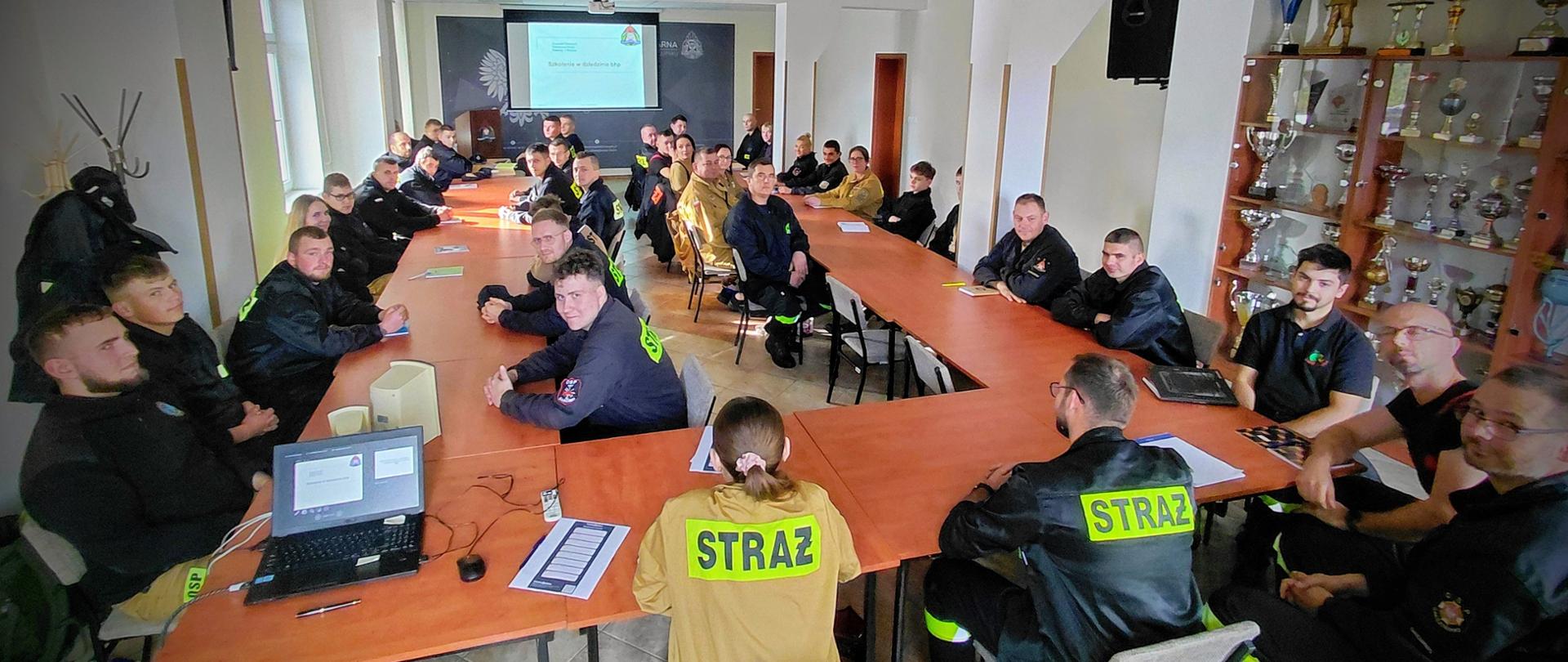 Zdjęcie przedstawia ustników kursu OSP podczas zajęć teoretycznych. 