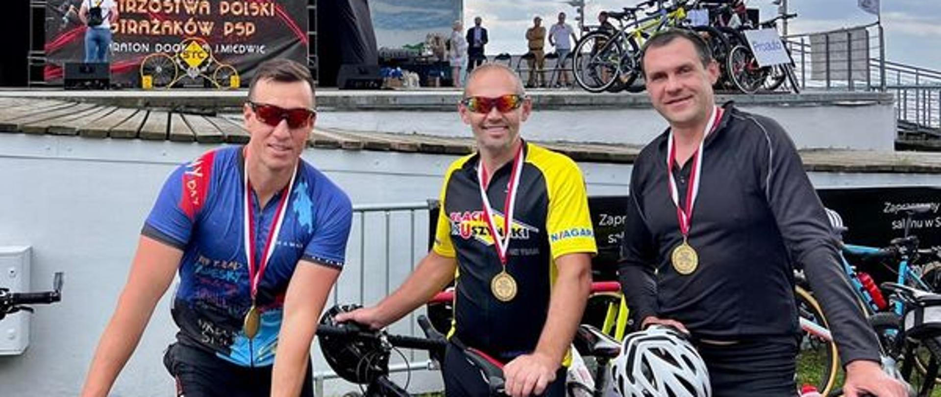 Na zdjęciu widać trzech zawodników z komendy powiatowej Państwowej Straży Pożarnej z Pucka