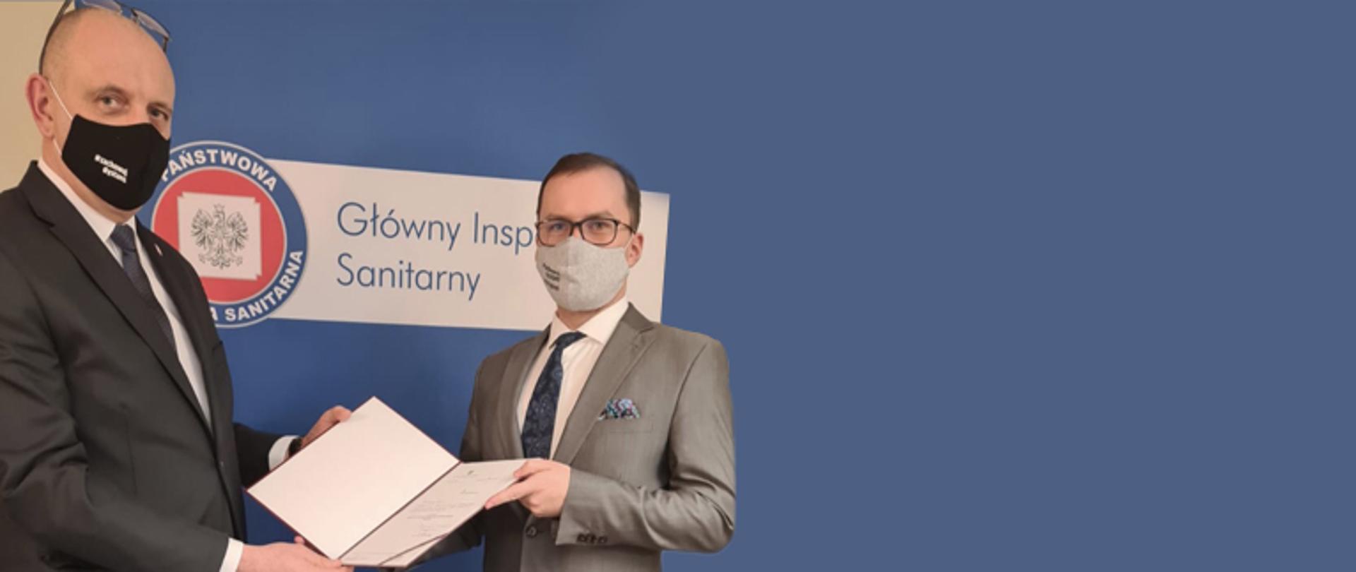 p.o Głównego Inspektora Sanitarnego Pan Krzysztof Saczka wręcza powołanie Państwowemu Mazowieckiemu Inspektorowi Sanitarnemu Panu dr n. med Przemysławowi Rzodkiewiczowi