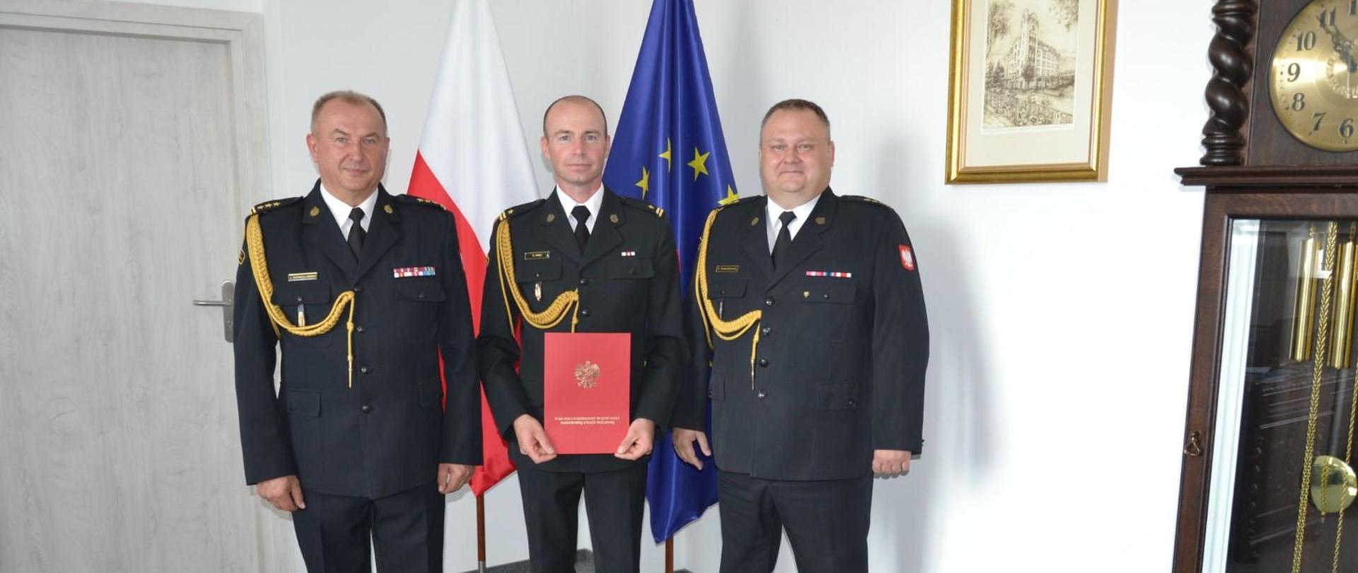 Pomorski komendant wojewódzki PSP st. bryg. Jacek Niewęgłowski wraz z komendantem powiatowym PSP Panem st. kpt. Damianem Tomaszewskim oraz swoim zastępcą Panem mł. bryg. Dariuszem Treciem w mundurach wyjściowych.