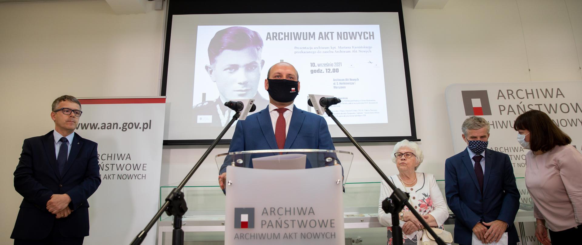 wiceminister Szynkowski vel Sęk na przekazaniu akt kapitana Kamińskiego 