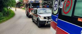 Zdjęcie przedstawia samochody pożarnicze i ZRM na miejscu zdarzenia