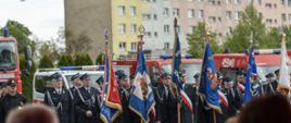 Pododdział ochotniczej strażacy pożarnej ze sztandarami 