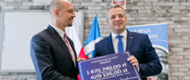 Wojewoda Mikołaj Bogdanowicz wręcza Burmistrzowi Więcborka Waldemarowi Kuszewskiemu symboliczny czek na dofinansowanie inwestycji drogowych w Gminie Więcbork