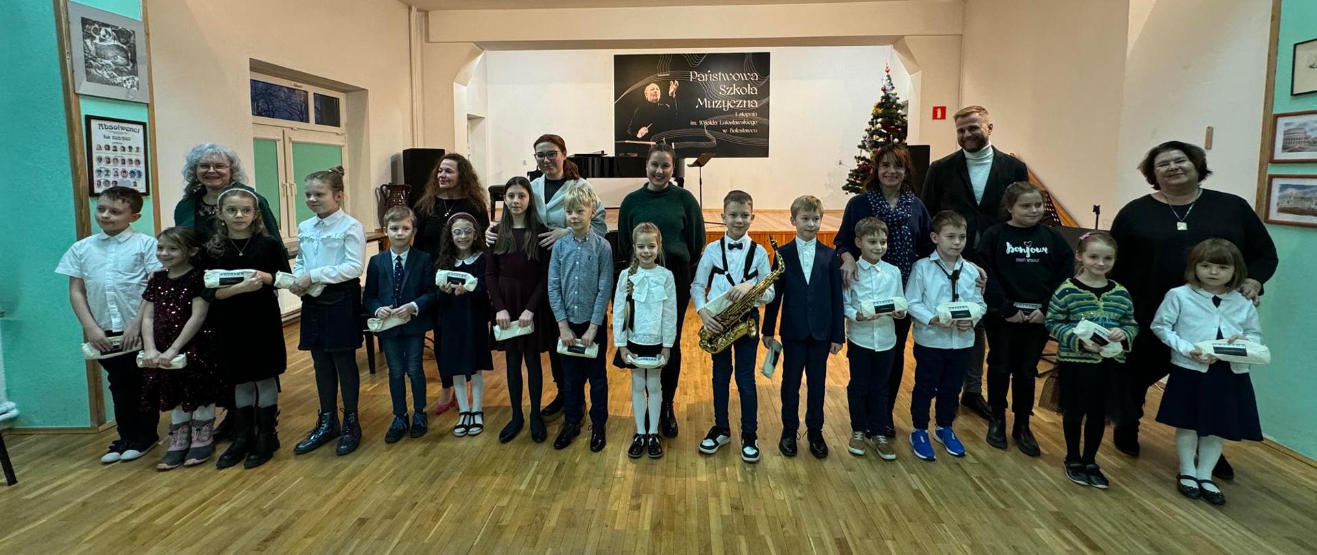 Zdjęcie przedstawiające jednego z wykonawców koncertu debiutów, który odbył się 11 stycznia 2024 roku w auli szkoły.