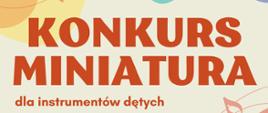 Plakat konkursu miniatura dla instrumentów dętych. Na beżowym tle czerwony napis "KONKURS MINIATURA dla instrumentów dętych". Na górze kolorowe różnokształty w kolorach: żółtym, pomarańczowym
