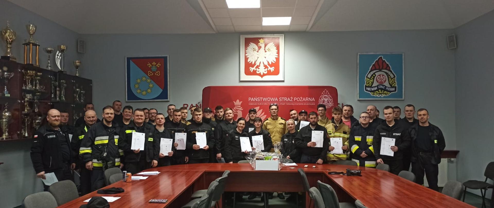 Druhowie z zaświadczeniami o ukończonym kursie.