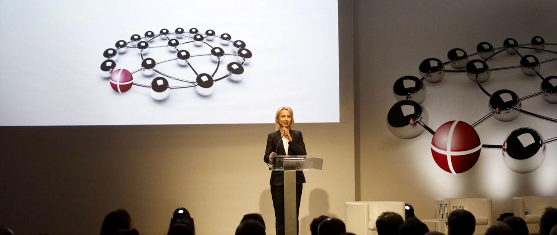Minister Teresa Czerwińska przemawia podczas kongresu 