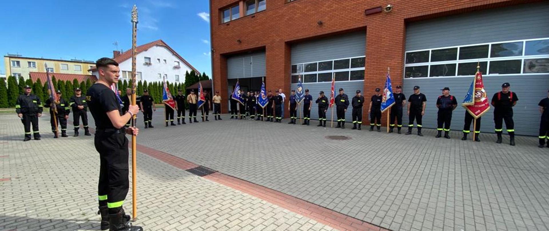 Szkolenie członków pocztów sztandarowych na placu 