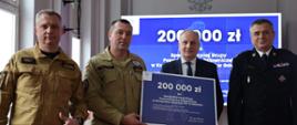 Wojewoda Pomorski przekazuje czek na 200 tys. zł Dowódcy SGPR Gdańsk. Obok Pomorski Komendant Wojewódzki i Komendant Miejski PSP w Gdańsku.