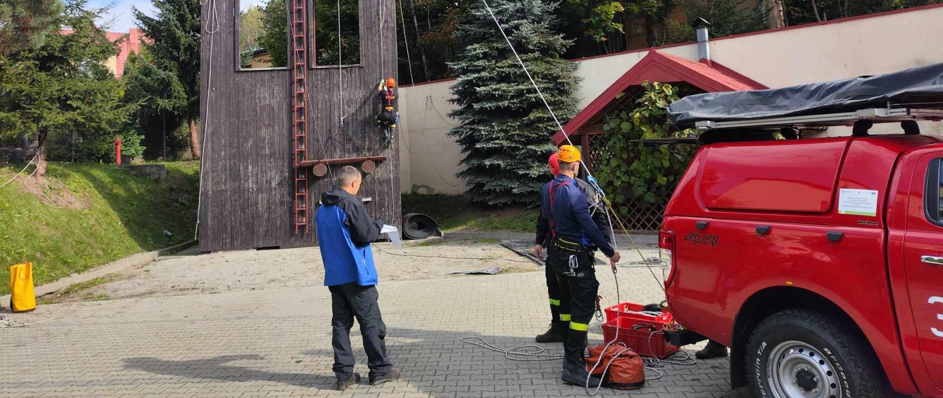 Strażacy prowadzą ćwiczenia na wspinalni