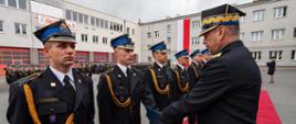 Nadbrygadier Arkadiusz Przybyła Zastępca Komendanta Głównego Państwowej Straży Pożarnej wręcza dyplomy zawodowe absolwentom. 