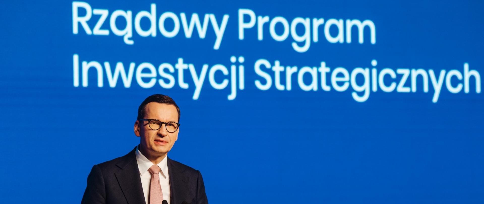 Premier Mateusz Morawiecki przemawia w czasie konferencji.