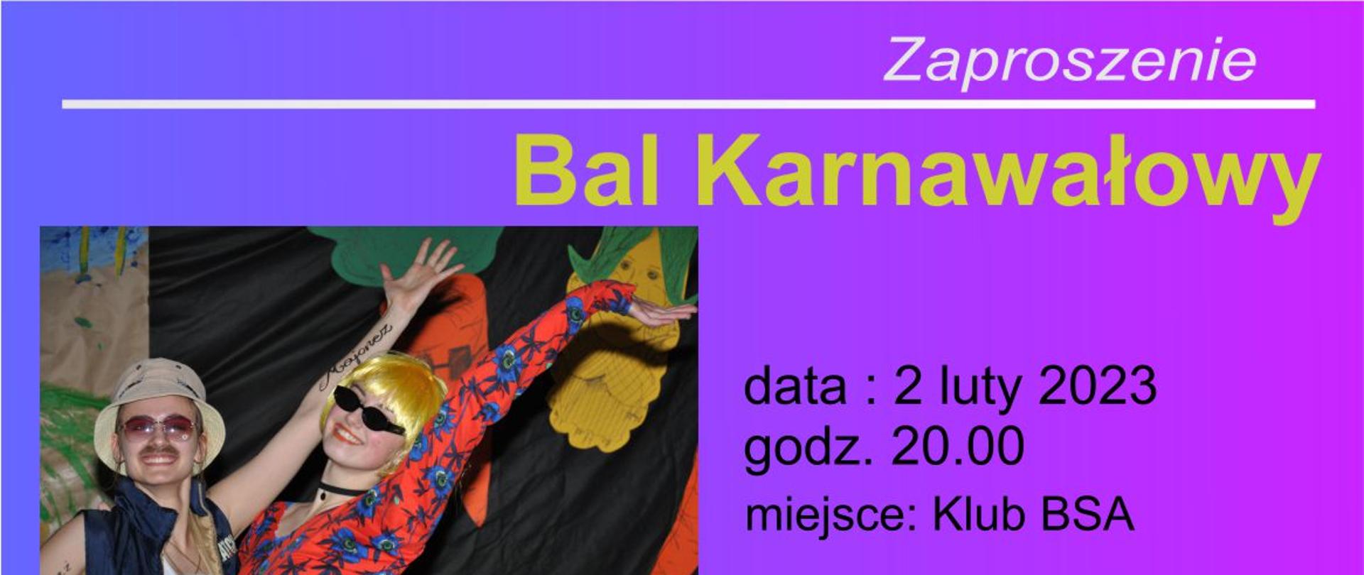 Na niebisko różowym tle napis zaproszenie na bal karnawałowy, data drugi luty, godzina dwudziesta, miejsce wydarzenia klub bursy, po lewej stronie zaproszenia archiwalne zdjęcie z balu przedstawiające dwie osoby w stylowym przebraniu 