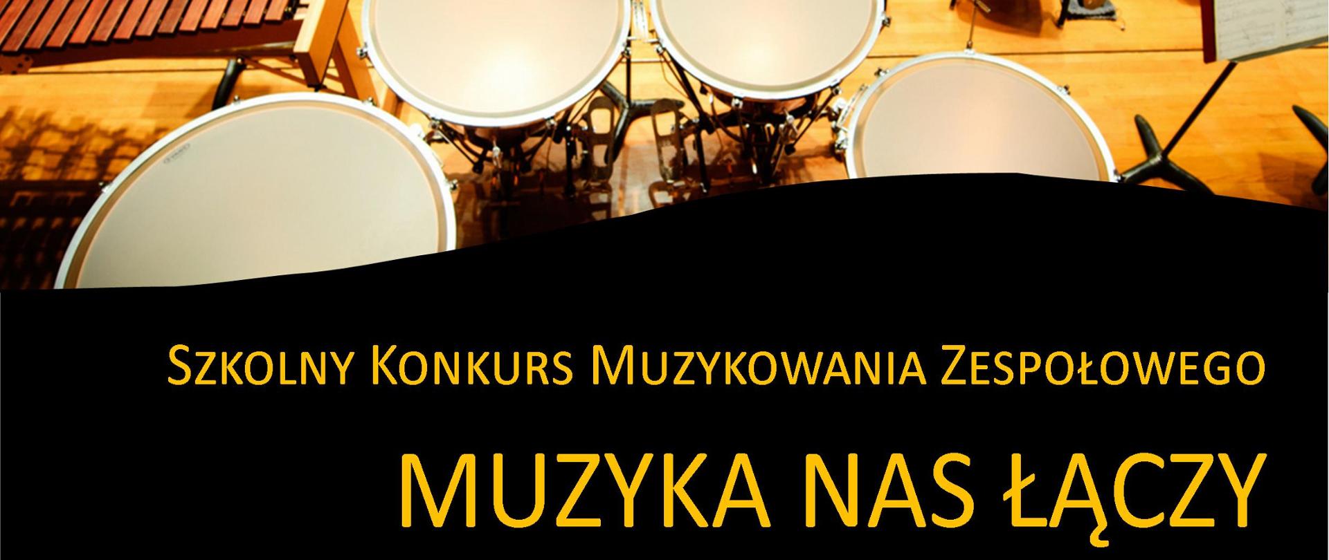 Plakat z informacją o wydarzeniu, 5 maja 2022 godzina 15.00, na czarnym tle zdjęcie sceny z pulpitami, bez muzyków.