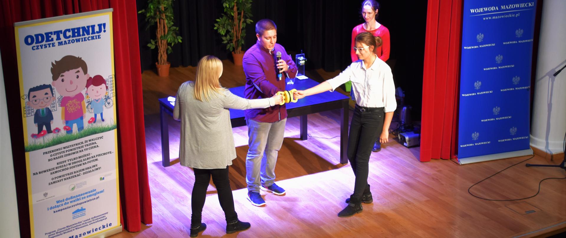 W trakcie spotkania odbyły się doświadczenia fizyczne