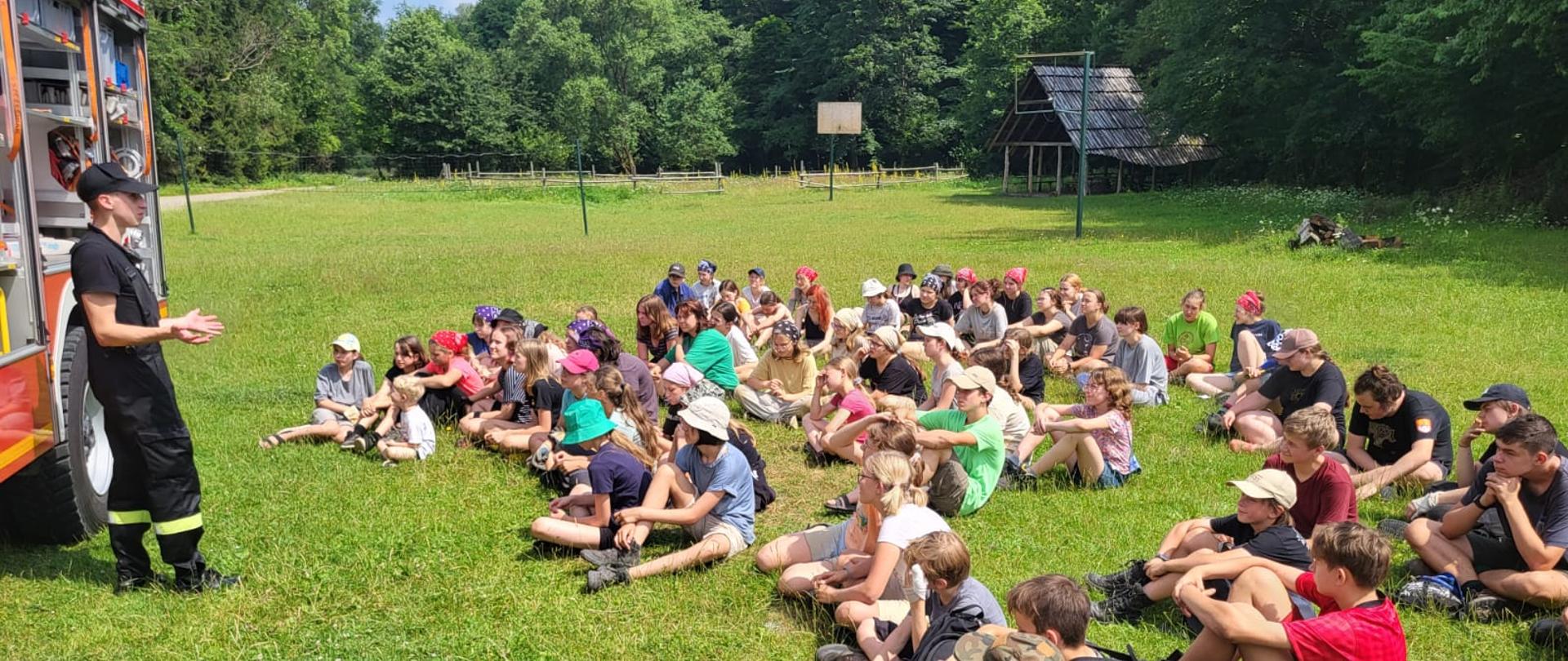 strażacy wygłaszają prelekcje na temat bezpieczeństwa na obozach harcerskich
