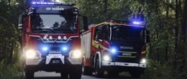 Na zdjęciu widoczne są dwa samochody ratowniczo gaśnicze.