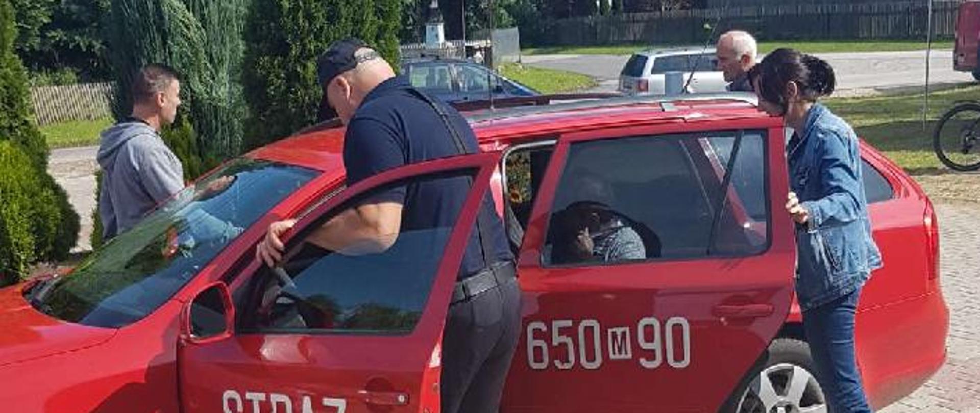 Fotografia przedstawiająca dowóz osób na szczepienia przeciw COVID-19 w ramach akcji #SzczepimySię z OSP.