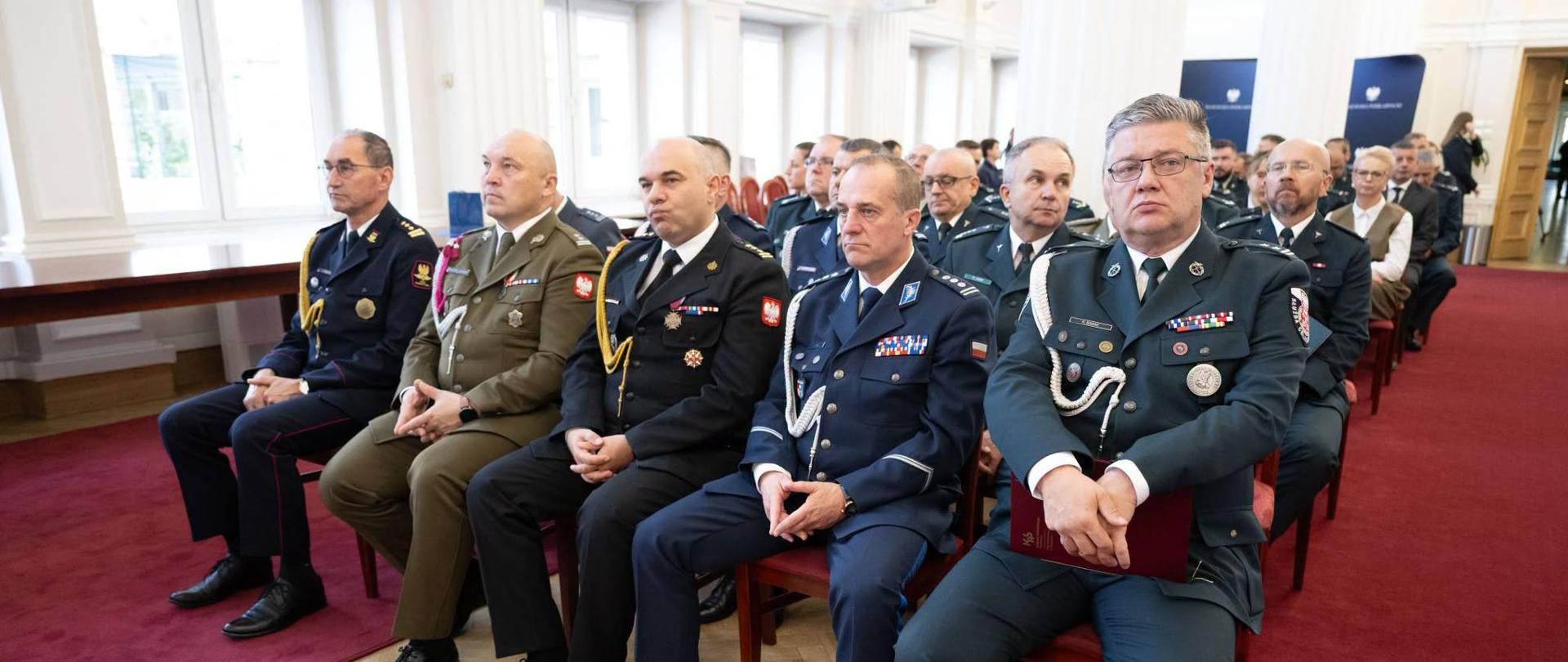 Uczestnicy uroczystości siedzą w sali PUW w Rzeszowie