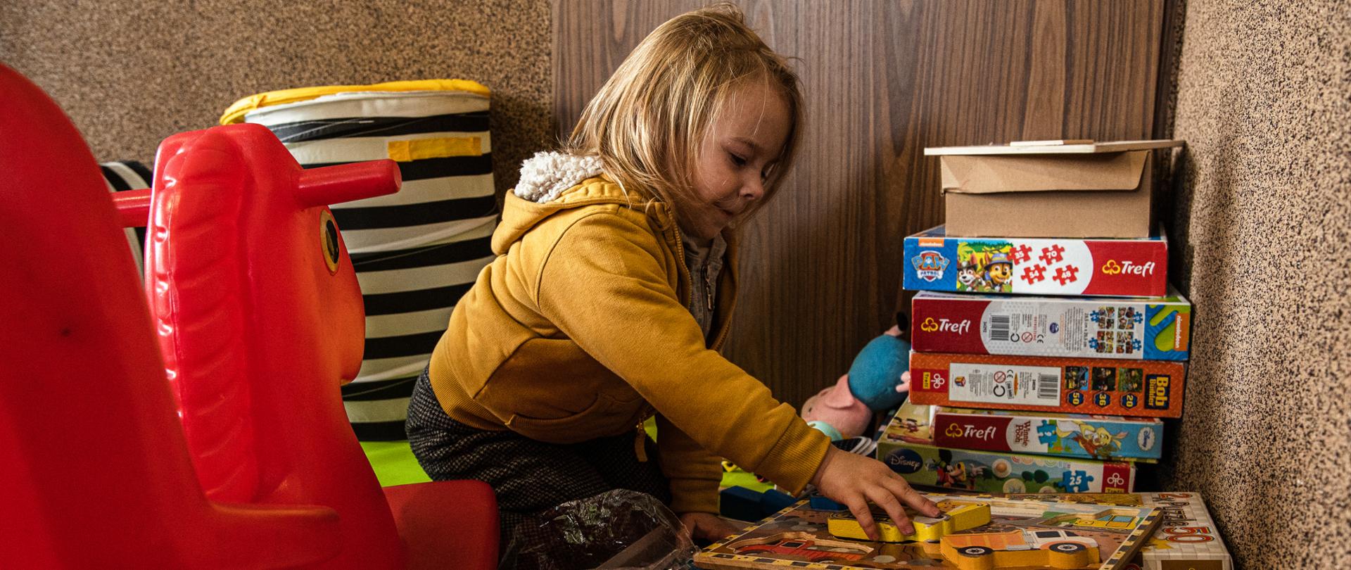 Punkt recepcyjny w Centrum Służby Rodzinie w Łodzi wyposażony jest w kącik dla dzieci z zabawkami