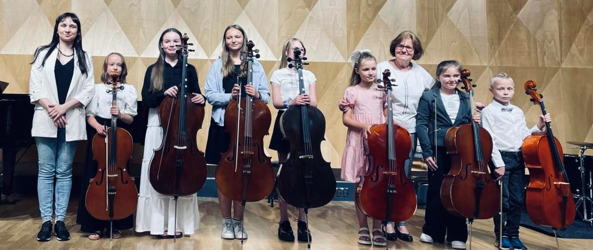 Grupa wiolonczelistek na scenie PSM