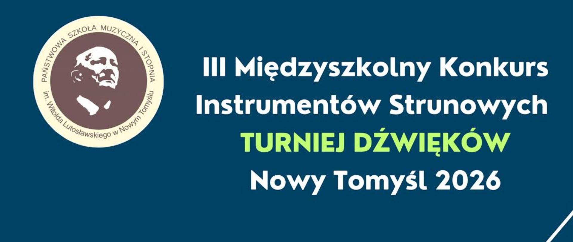 Plakat na granatowym tle; w górnej jego części po lewej stronie znajduje się okrągłe logo PSM w Nowym Tomyślu, a na prawo od niego znajduje się napis: "III Międzyszkolny Konkurs Instrumentów Strunowych Turniej Dźwięków Nowy Tomyśl 2026" poniżej z lewej strony wpisano nazwę szkoły oraz miejsce i termin, w którym odbędzie się konkurs - "Sala kameralna 16 kwietnia 2026". Z prawej strony w części okręgu znajduje się zdjęcie przedstawiające alejkę z kolumnami umiejscowionymi po obu jej stronach; kolumny po prawej stronie porastają zielone rośliny pnące. Na ziemi leżą suche liście oraz kamyki a na pierwszym planie znajdują się poziomo położone skrzypce. W dolnej części plakatu znajduje się biały pasek, na którym umieszczone zostały informacje dot. szczegółów konkursu.