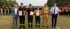 Zdjęcie przedstawia dekorację kapitanów poszczególnych drużyn OSP