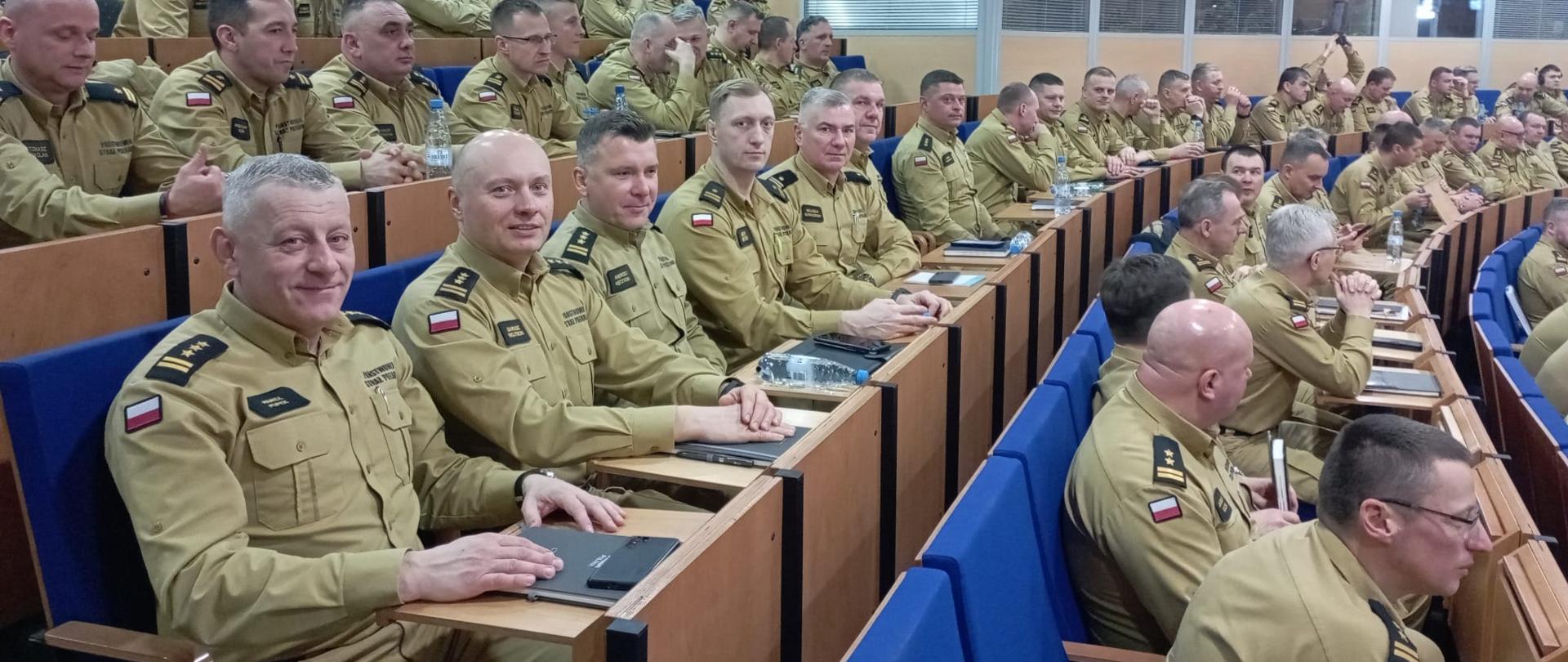 Narada służbowa kadry kierowniczej Państwowej Straży Pożarnej - kadra kierownicza z Podlasia siedzi na sali 