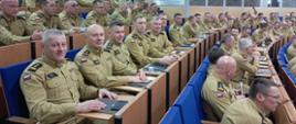 Narada służbowa kadry kierowniczej Państwowej Straży Pożarnej- kadra kierownicza na sali CS PSP siedzi na krzesełkach auli