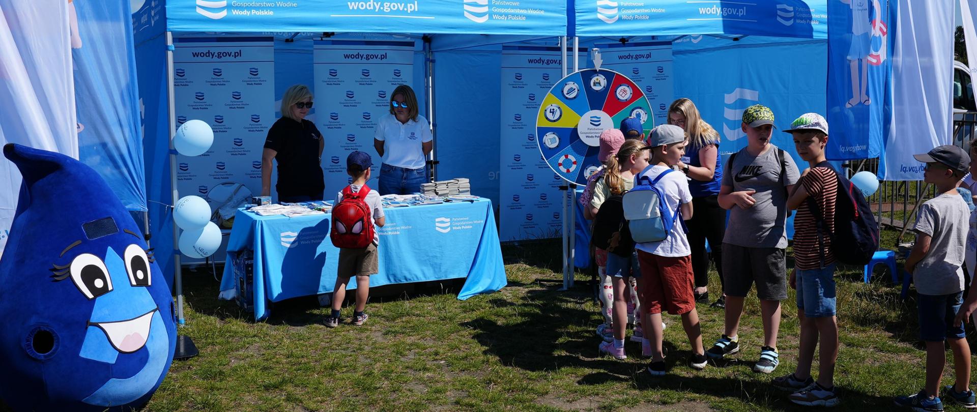 Stoisko PGW Wody Polskie podczas pikniku "Bezpieczne Wakacje" w Skierniewicach